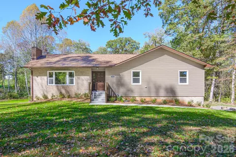 126 Anthony Dr, East Flat Rock, NC 28726