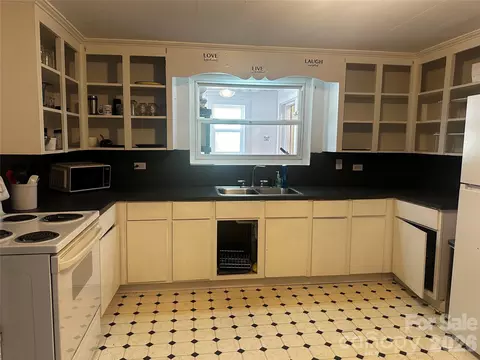 Kitchen - 7 Poplar Dr, Spruce Pine, NC 28777 photo 2 of 2