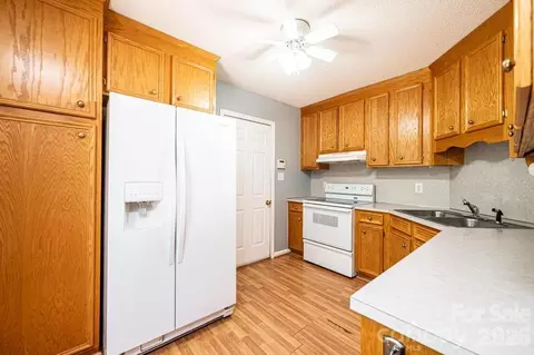 Kitchen - 2000 Summerfield Cir, Conover, NC 28613 photo 1 of 2