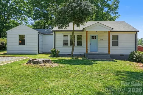 204 N Oak St, Lowell, NC 28098