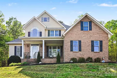 7940 Oakmont Ct, Hickory, NC 28602