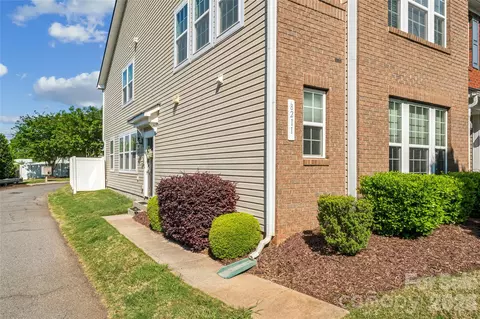 8211 Viewpoint Ln, Cornelius, NC 28031