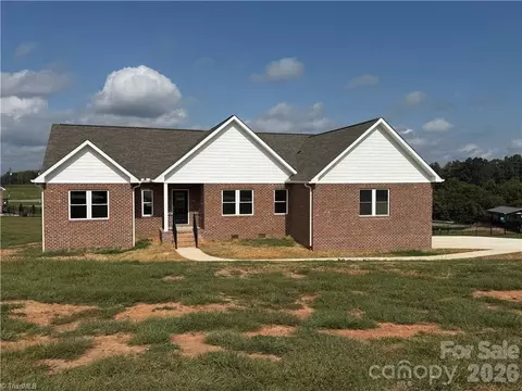 130 Oak Pointe Ln, Wilkesboro, NC 28697