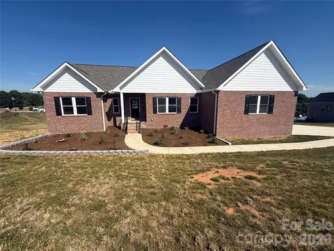 130 Oak Pointe Ln, Wilkesboro, NC 28697