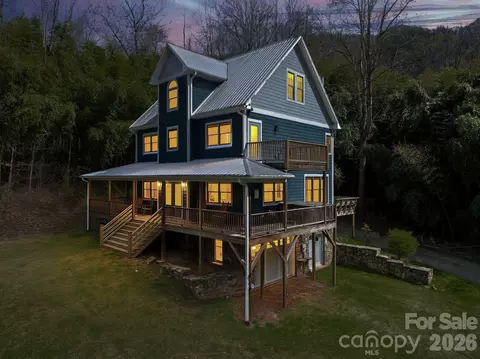22 Pear Tree Ln, Leicester, NC 28748