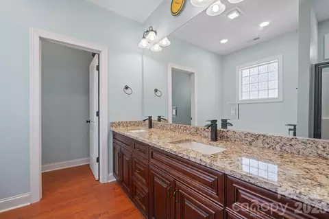 101 Long Meadows Dr, Kings Mountain, NC 28086