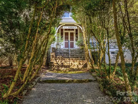 300 Ivy Terrace Dr, Saluda, NC 28773