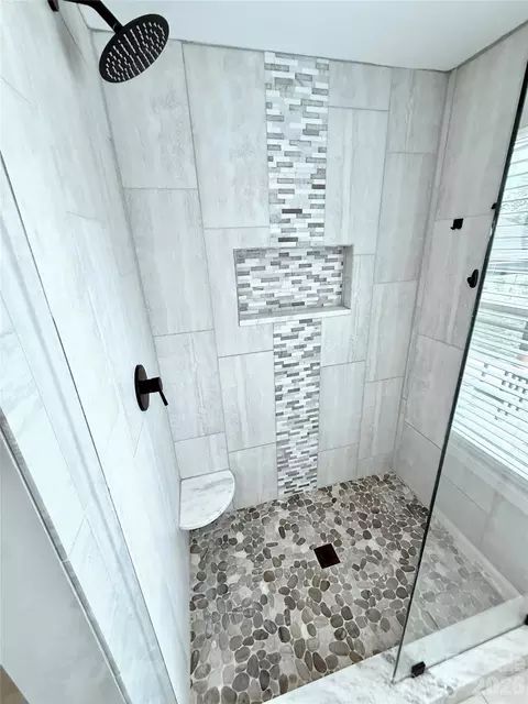 Bath - 2555 Belshire Dr, Conover, NC 28613 photo 2 of 6