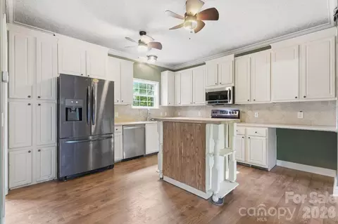 Kitchen - 2825 Sweeping Pine Ln, Denver, NC 28037 photo 2 of 4