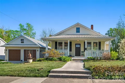 416 3rd W Ave W, Hendersonville, NC 28739