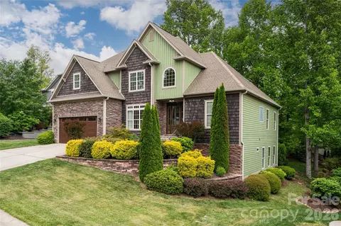 75 Ledgestone Dr, Fairview, NC 28730