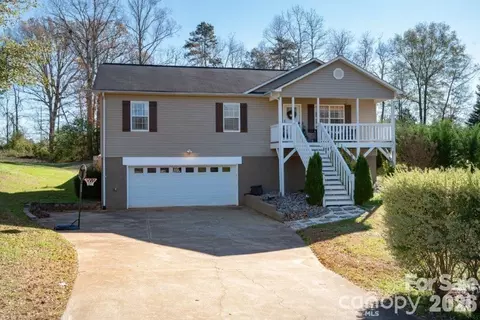 1896 Bakers Glade Ln, Hickory, NC 28602