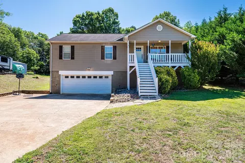 1896 Bakers Glade Ln, Hickory, NC 28602