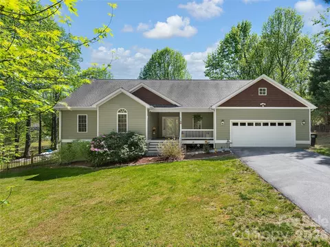 37 Crimson Ln, Hendersonville, NC 28792