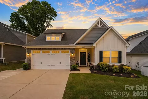 5042 Summer Surprise Ln, Charlotte, NC 28215