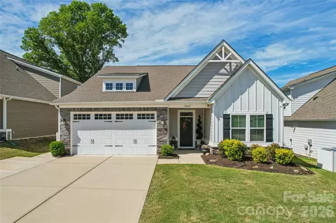 5042 Summer Surprise Ln, Charlotte, NC 28215