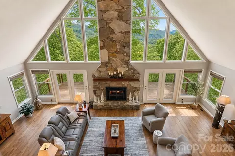 208 Buckeye Rd, Maggie Valley, NC 28751