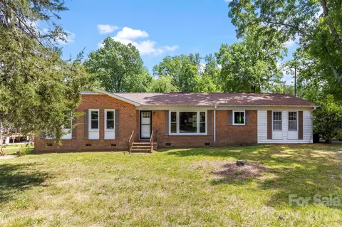 8315 Westbourne Dr, Charlotte, NC 28216