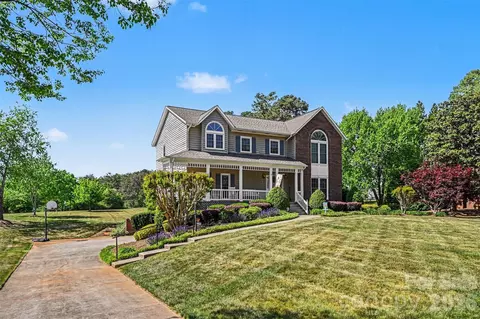 Exterior - 4051 Pinecrest Ne Dr NE, Hickory, NC 28601 photo 3 of 11