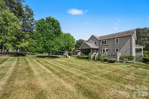 Exterior - 4051 Pinecrest Ne Dr NE, Hickory, NC 28601 photo 10 of 11