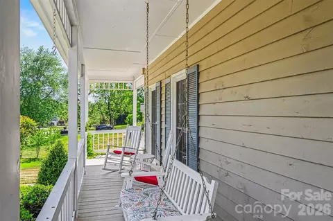Exterior - 4051 Pinecrest Ne Dr NE, Hickory, NC 28601 photo 4 of 11