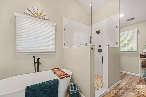 Bath - 4051 Pinecrest Ne Dr NE, Hickory, NC 28601 photo 2 of 3
