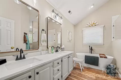 Bath - 4051 Pinecrest Ne Dr NE, Hickory, NC 28601 photo 1 of 3