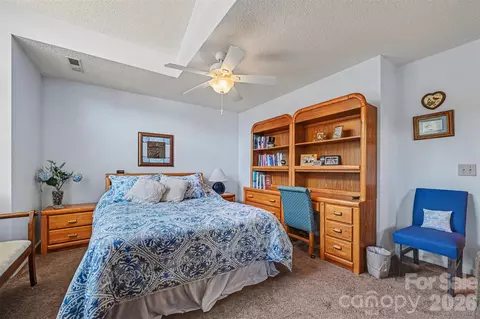 Bedroom - 4051 Pinecrest Ne Dr NE, Hickory, NC 28601 photo 2 of 5
