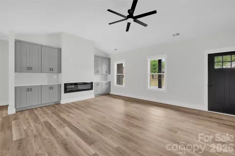 Living - 906 4th Ne St NE, Conover, NC 28613 photo 1 of 3