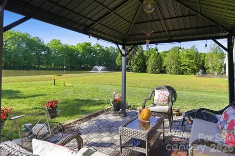 14227 Lake Crossing Dr, Charlotte, NC 28278