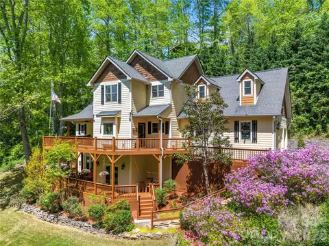 128 Churchill Downs Dr, Fairview, NC 28730