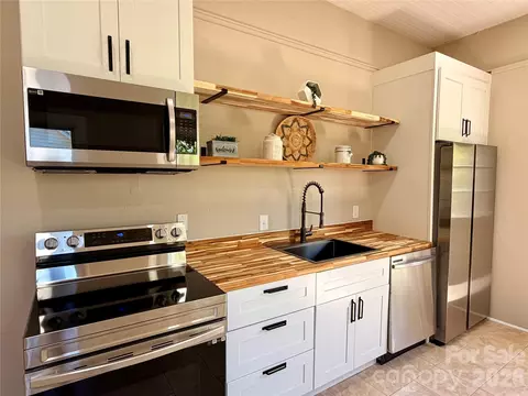 18 Midway St, Granite Falls, NC 28630