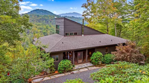 496 English Ln, Bakersville, NC 28705