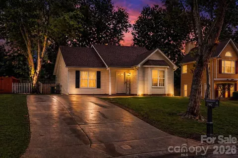 7442 Crestside Ln, Charlotte, NC 28227