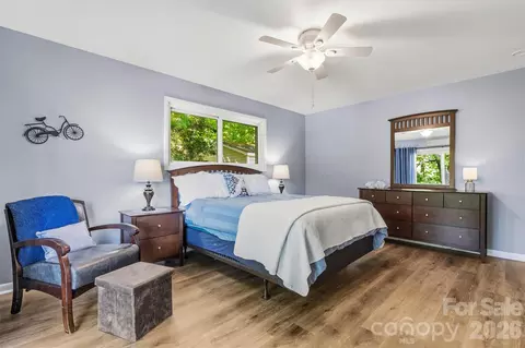 Bedroom - 6566 Harbor Ln, Conover, NC 28613 photo 4 of 7
