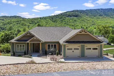 141 N Crab Meadow Dr, Hendersonville, NC 28739