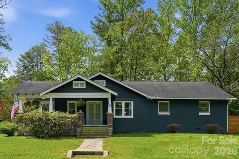 127 Erkwood Dr, Hendersonville, NC 28739