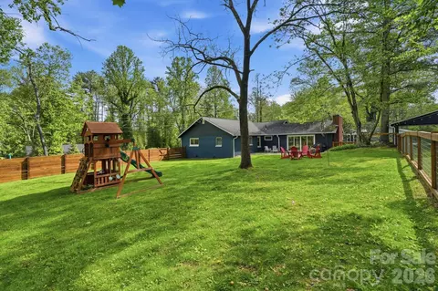 127 Erkwood Dr, Hendersonville, NC 28739