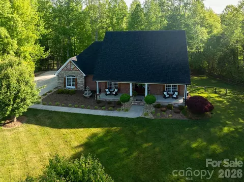 2447 Thornfield Dr, Lenoir, NC 28645