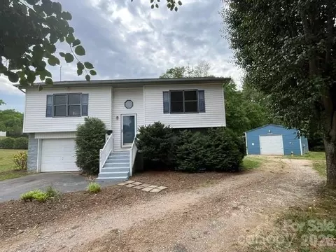 2381 Boardwalk Ct, Lenoir, NC 28645