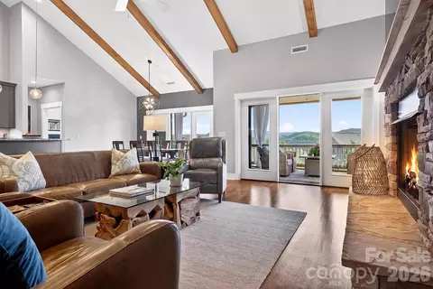 70 Copper Creek Ln, Hendersonville, NC 28739