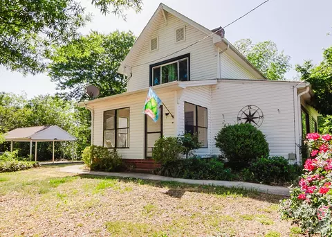 97 Nantahala St, Badin, NC 28009