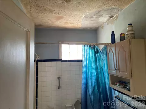 Bath - 1400 Roslyn Dr, Burlington, NC 27215 photo 2 of 2
