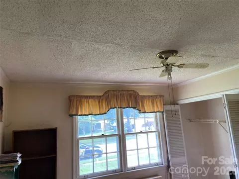 Bedroom - 1400 Roslyn Dr, Burlington, NC 27215 photo 2 of 4