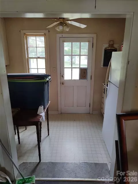 Entry Way - 1400 Roslyn Dr, Burlington, NC 27215 photo 1 of 2