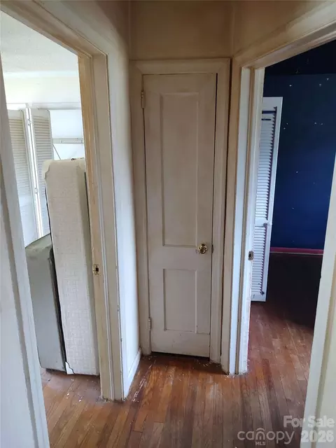 Entry Way - 1400 Roslyn Dr, Burlington, NC 27215 photo 2 of 2