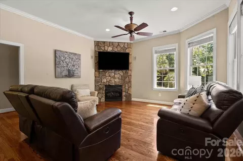 Living - 411 Chapman St, Chesterfield, SC 29709 photo 4 of 4