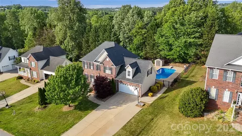 2604 Ironwood Dr, Hickory, NC 28602