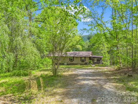 69 Hidden Brook Dr, Hendersonville, NC 28739