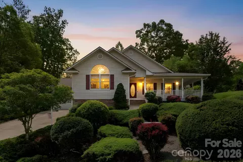 310 Windy Knoll Dr, Hendersonville, NC 28739